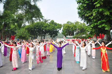 Nữ sinh diện áo dài, nhảy flashmob bên Hồ Gươm 5