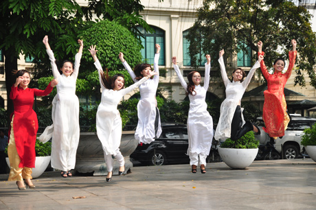 Nữ sinh diện áo dài, nhảy flashmob bên Hồ Gươm 13