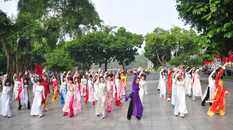 Nữ sinh diện áo dài, nhảy flashmob bên Hồ Gươm 1