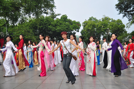 Nữ sinh diện áo dài, nhảy flashmob bên Hồ Gươm 3