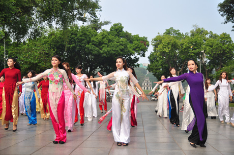 Nữ sinh diện áo dài, nhảy flashmob bên Hồ Gươm 11