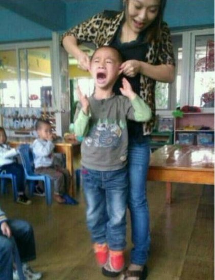 Gi&aacute;o vi&ecirc;n mầm non k&eacute;o tai, bịt miệng v&agrave; n&eacute;m HS v&agrave;o th&ugrave;ng r&aacute;c 1