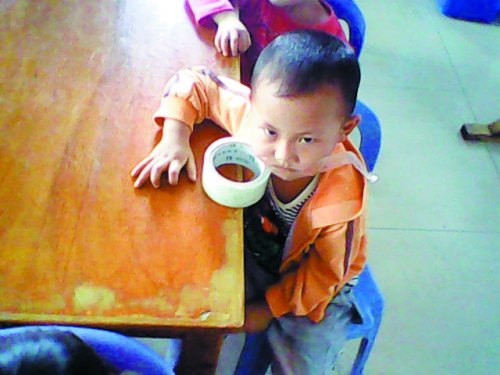 Gi&aacute;o vi&ecirc;n mầm non k&eacute;o tai, bịt miệng v&agrave; n&eacute;m HS v&agrave;o th&ugrave;ng r&aacute;c 3