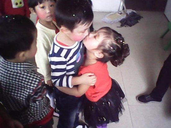 Gi&aacute;o vi&ecirc;n mầm non k&eacute;o tai, bịt miệng v&agrave; n&eacute;m HS v&agrave;o th&ugrave;ng r&aacute;c 4