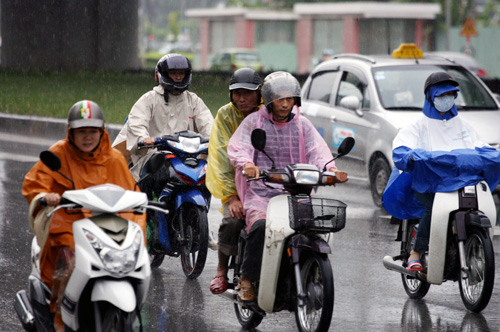 Bão qua, người Hà Nội co ro trong mưa lạnh 1