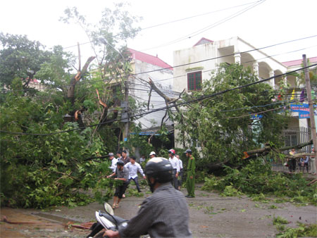 Ít nhất 14 người chết và mất tích, nhiều thiệt hại về tài sản sau bão 1