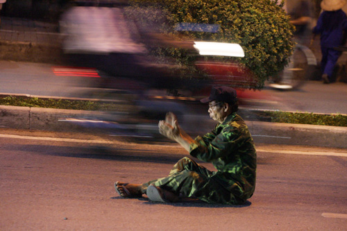 Người đàn ông lao ra đầu ôtô để xin tiền giữa thủ đô 7