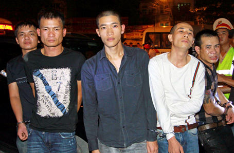 Hà Nội: Giấu súng ngắn trên xế hộp 1