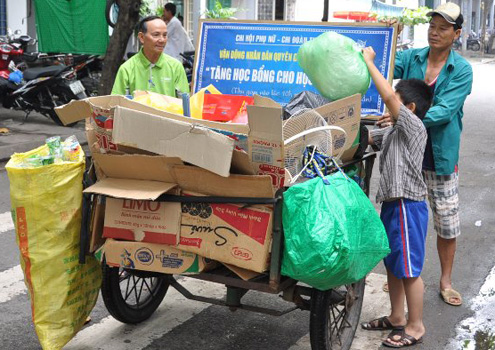 Cán bộ nhặt rác giúp dân nghèo 1