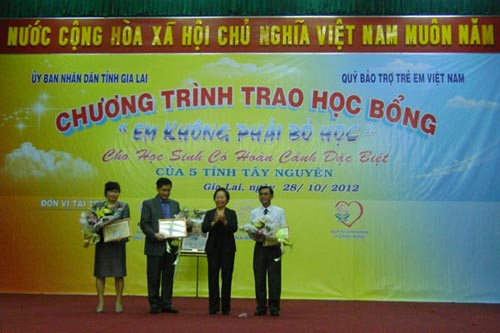 Gia đình Hà Tăng tặng toàn bộ quà cưới tiền tỷ cho trẻ nghèo 1