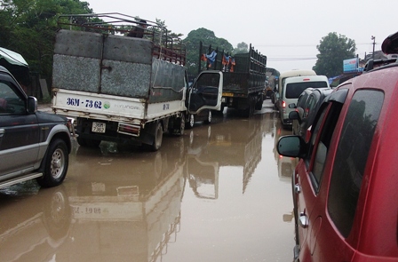 Xe tải g&atilde;y cầu, Quốc lộ 1A &ugrave;n tắc k&eacute;o d&agrave;i gần 20 km 5