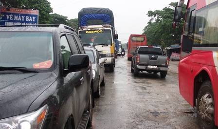 Xe tải g&atilde;y cầu, Quốc lộ 1A &ugrave;n tắc k&eacute;o d&agrave;i gần 20 km 1