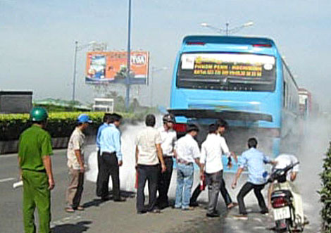 TPHCM: Xe khách nước ngoài bốc cháy, hàng chục hành khách tháo chạy 1