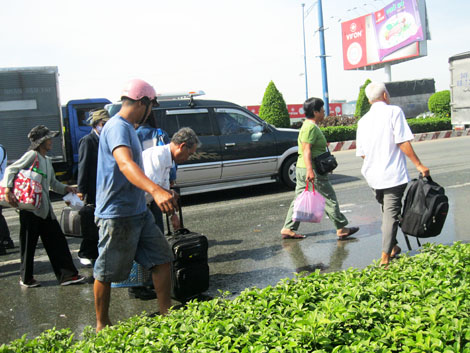 TPHCM: Xe khách nước ngoài bốc cháy, hàng chục hành khách tháo chạy 3