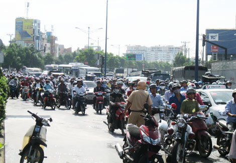 TPHCM: Xe khách nước ngoài bốc cháy, hàng chục hành khách tháo chạy 4