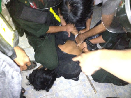 TP.HCM: CSGT cùng người dân bắt tên cướp cố thủ trong nhà dân 4