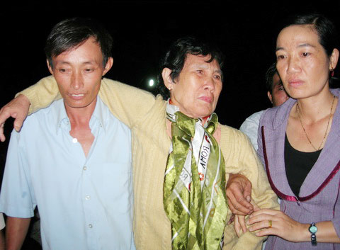 Chồng cô dâu Việt quỳ gối xin gia đình vợ tha thứ 1