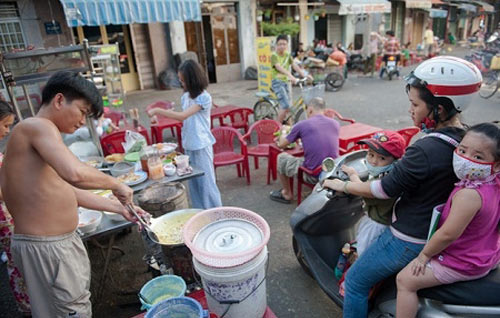 Báo Mỹ từng gọi quán ăn vỉa hè VN là "thiên đường" 2