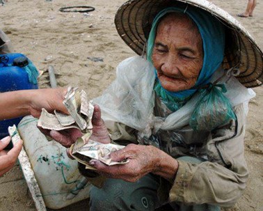 Người phụ nữ "giúp" cụ bà 10.000 đồng rồi giật ví 1