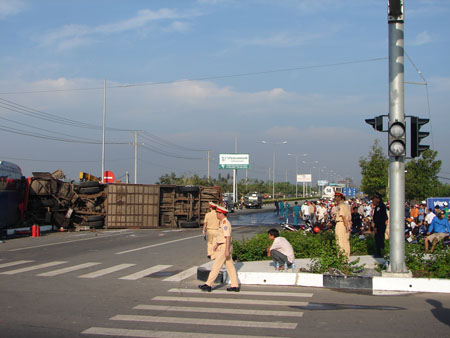 Tai nạn nghiêm trọng ở Bình Dương, 2 người chết, 16 bị thương 7