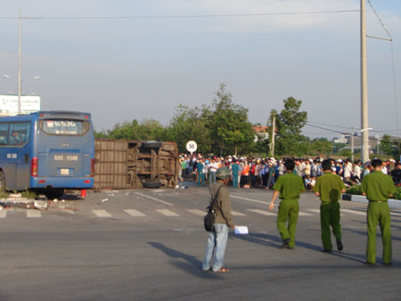 Tai nạn nghiêm trọng ở Bình Dương, 2 người chết, 16 bị thương 8