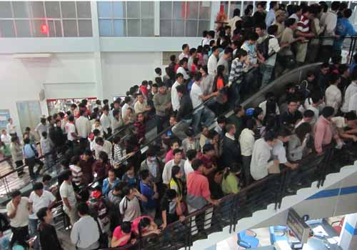 Hàng trăm người trắng đêm chen chân chờ mua vé tàu Tết 16