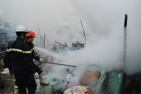 Hà Nội: Cháy lớn thiêu rụi 8 nhà dân 1