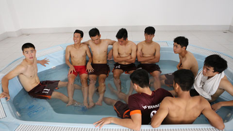 Ngâm mình trong bể nước đá giúp các tuyển thủ tránh mệt mỏi và hưng phấn trong các buổi tập sau đó. Ảnh: Đức Cường