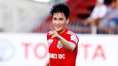 C&ocirc;ng Vinh đ&atilde; trở lại đội h&igrave;nh ch&iacute;nh ngay sau khi &ocirc;ng L&ecirc; Thụy Hải rời khỏi B.BD, chấm dứt chuỗi ng&agrave;y bị đ&agrave;y ải tr&ecirc;n băng ghế dự bị (ảnh nhỏ) v&igrave; những l&yacute; do tế nhị.