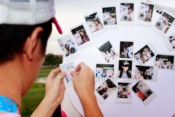 gioi-tre-sai-thanh-thich-thu-pose-cung-cap-doi-instax