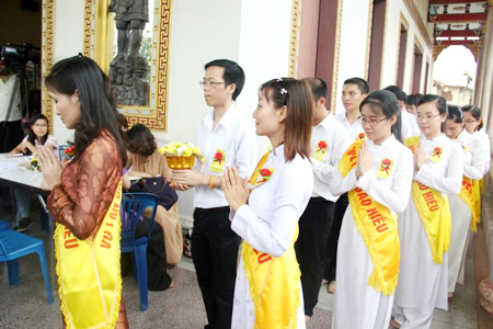 du-hoc-sinh-viet-tai-thai-nho-ve-cha-me-mua-vu-lan