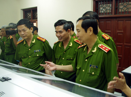 ha-noi-chinh-thuc-cap-chung-minh-thu-in-ten-cha-me