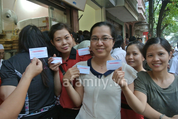 la-lung-xep-hang-mua-banh-trung-thu-kieu-tem-phieu