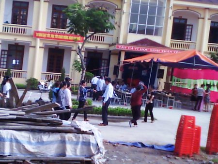 hs-phai-nghi-hoc-de-nhuong-cho-dam-cuoi