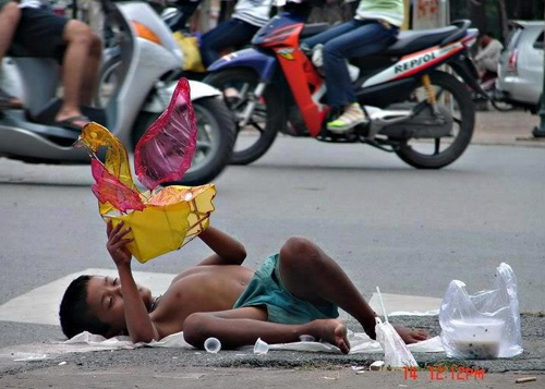 dan-mang-nghen-ngao-voi-anh-be-ngheo-cam-den-long-cu