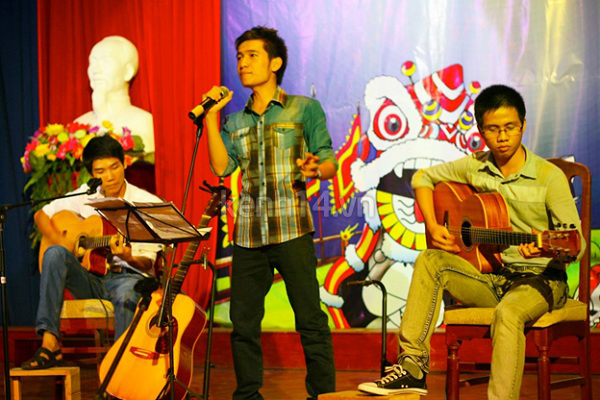 theo-chan-sv-dua-trung-thu-ve-voi-ban-ngheo