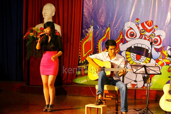 theo-chan-sv-dua-trung-thu-ve-voi-ban-ngheo