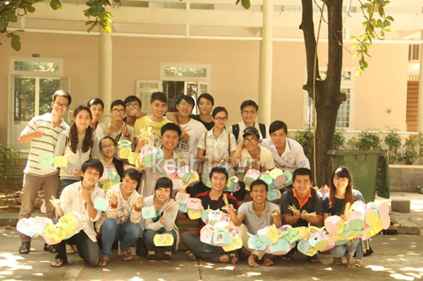 theo-chan-sv-dua-trung-thu-ve-voi-ban-ngheo