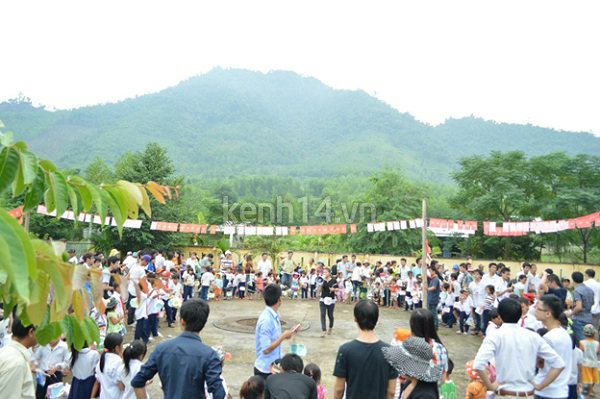 theo-chan-sv-dua-trung-thu-ve-voi-ban-ngheo