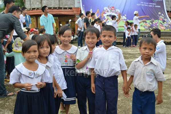 theo-chan-sv-dua-trung-thu-ve-voi-ban-ngheo