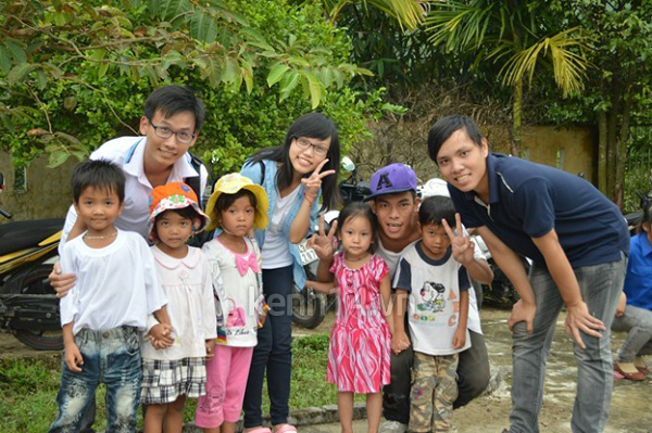 theo-chan-sv-dua-trung-thu-ve-voi-ban-ngheo