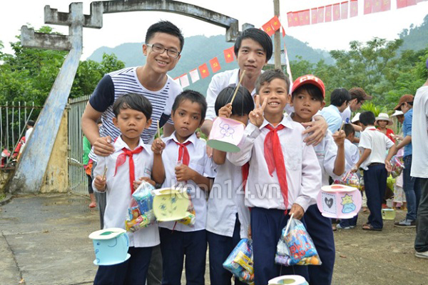 theo-chan-sv-dua-trung-thu-ve-voi-ban-ngheo