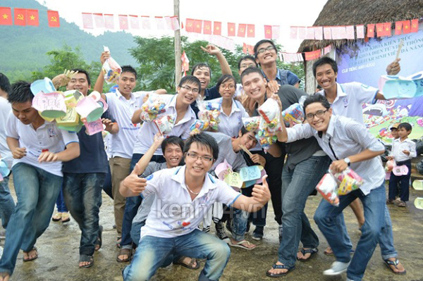 theo-chan-sv-dua-trung-thu-ve-voi-ban-ngheo