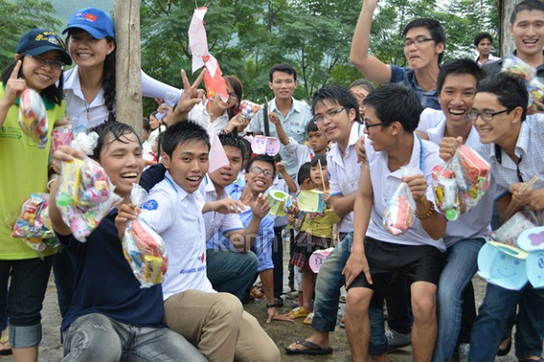 theo-chan-sv-dua-trung-thu-ve-voi-ban-ngheo