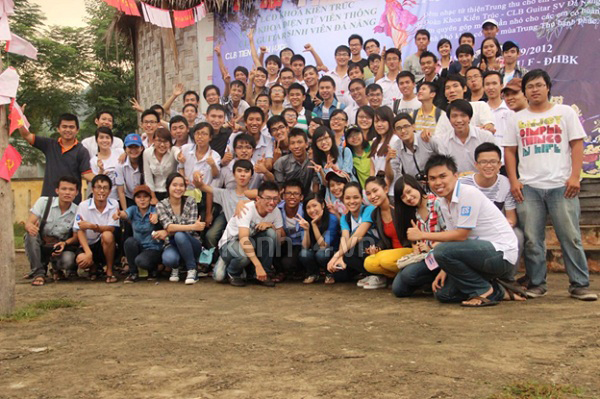 theo-chan-sv-dua-trung-thu-ve-voi-ban-ngheo