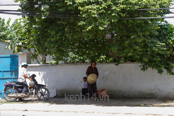 day-dut-cau-chuyen-nguoi-dan-ba-khong-nha-dat-chau-di-xin-an