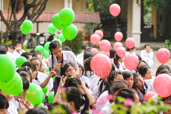 teen-ntmk-va-marie-curie-chao-don-khoi-10-cuc-de-thuong