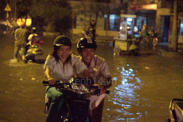 Người dân Sài Gòn "ngụp lặn" trên đường do triều cường