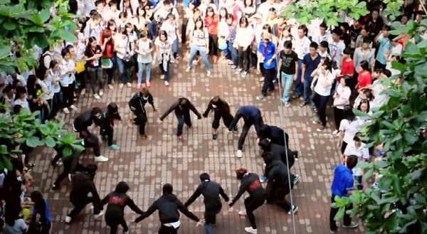 Sốt với clip FTUer nhảy Flashmob chào đón "tân binh" 2