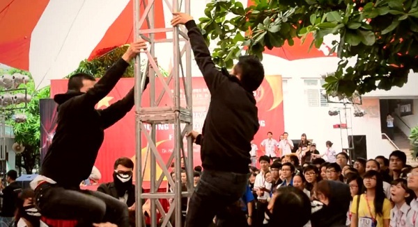 Sốt với clip FTUer nhảy Flashmob chào đón "tân binh" 3